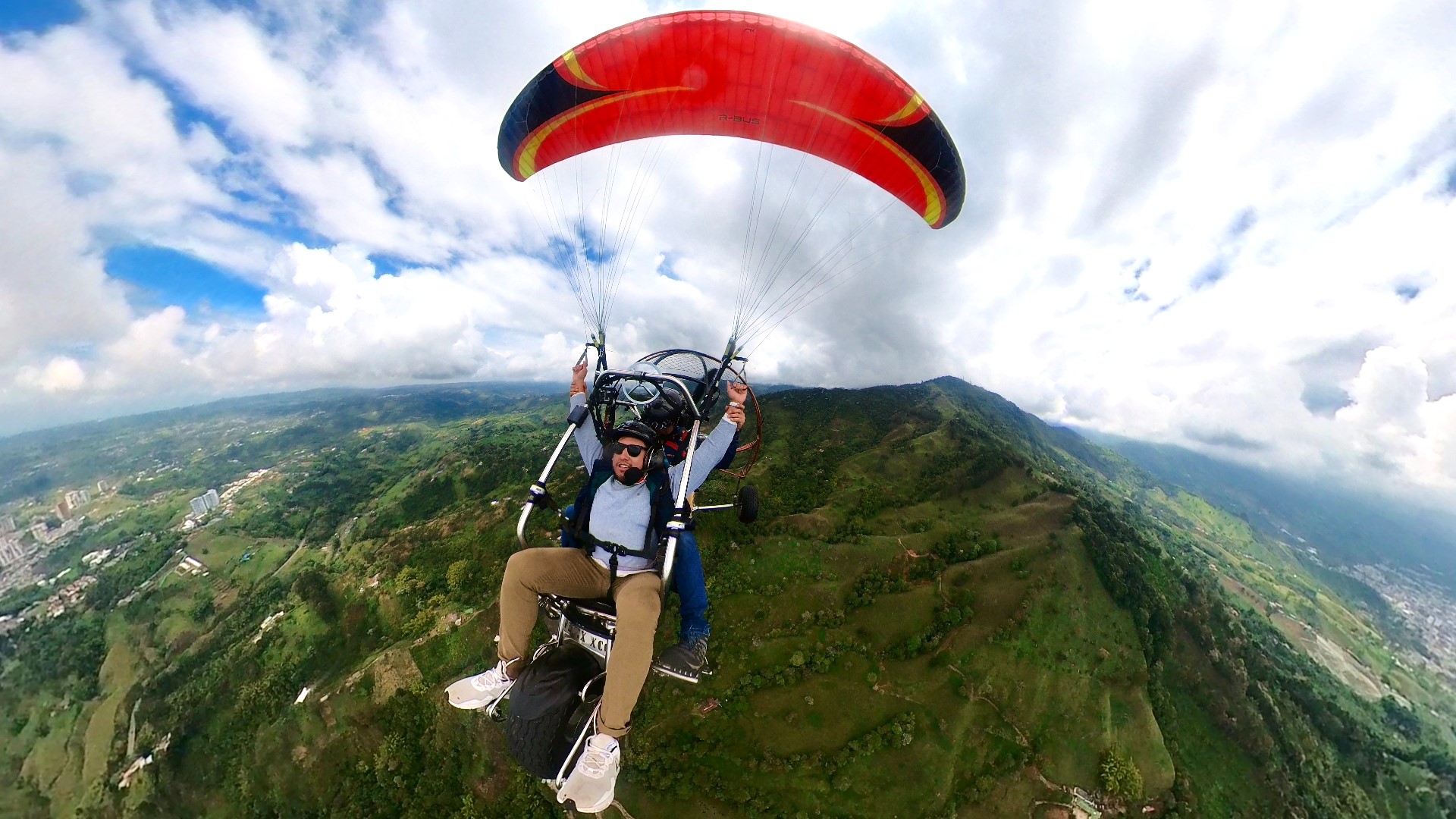 Parapente con motor en el Quindío - Eje Cafetero